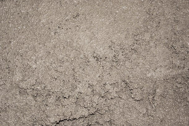 Afin d’éviter la ségrégation des billes dans le ciment et leur remontée en surface, les billes de polystyrène sont enrobées d’un adjuvant spécial. [©Edilteco]