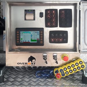 Dans les centrales mobiles de malaxage, le lancement de la fabrication se fait à partir du tableau de commande. [©Overmat]
