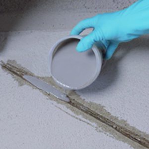 Pouvant être liées au retrait naturel de la chape ciment, la plupart des fissures apparaissent lors du séchage avant la pose du carrelage. Mais les réparations sont possibles. [©Weber]