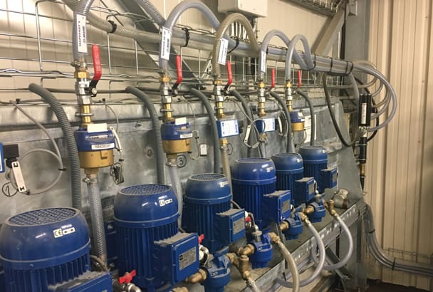 Les adjuvants liquides sont simples à doser. La précision en centrale est atteinte à l’aide de pompes et de doseurs. [©Mapei]