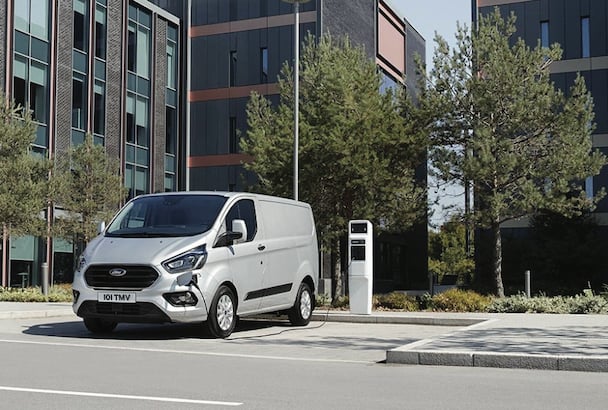 Ford propose un nouveau transit hybride et rechargeable pour les milieux urbains.[©Ford]