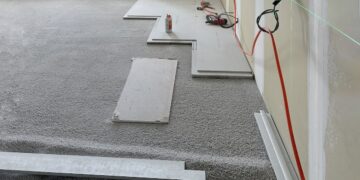 Les chapes sèches permettent de traiter les supports les plus fragiles, comme ici lors de la rénovation de la tour Pleyel. [©James Hardie-Fermacell]