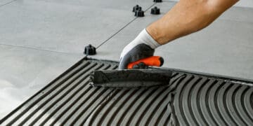 Signé Parexlanko, le nouveau 577 Prolisouple ECO2 est le premier mortier-colle sans ciment Portland du marché. [©Sika]