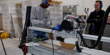 Pour éviter les TMS, le travail en position de bout est fortement conseillé. [©OPPBTP]