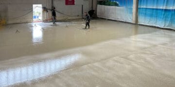 Neo Chape a transformé un terrain de Beach Volley en terrain de padle, avec une chape fluide. [©Neo Chape]