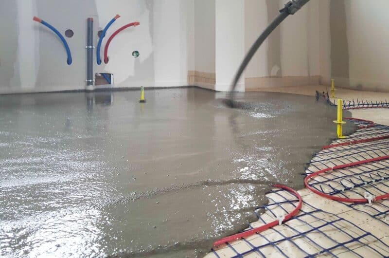 Cemexa lance une chape fluide C30 disponible en version mobile (Mobicem C30) et pour les centrales BPE (Cemfloor C30). [©Cemexa]