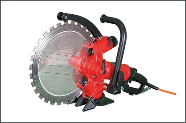 Distribuée en France par Peuvrel Outils Diamantés, la TR40 de Weka dispose d’une profondeur de coupe de 300 mm. [©Weka]