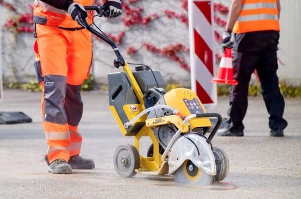La découpeuse BTS635s de Wacker Neuson peut effectuer une saignée dans une dalle en béton. [©Wacker Neuson]