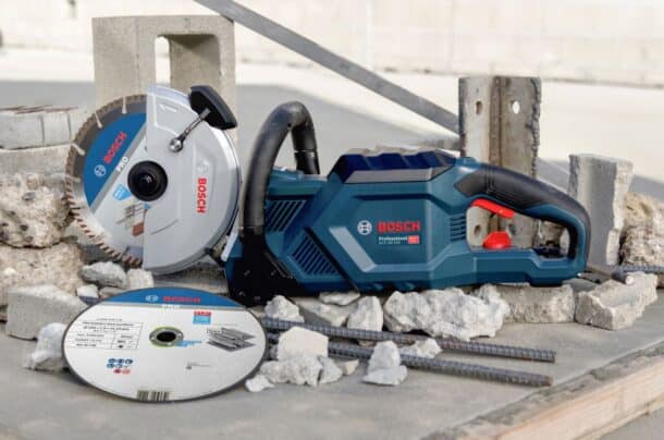 La GCS 18V-230 Professionnal de Bosch peut effectuer des coupes rapides dans le béton et dans le métal. [©Bosch]