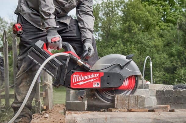 La découpeuse 350 mm MX Fuel MXF COS350 G2 de Milwaukee a une profondeur de coupe de 125 mm. [©Milwaukee]