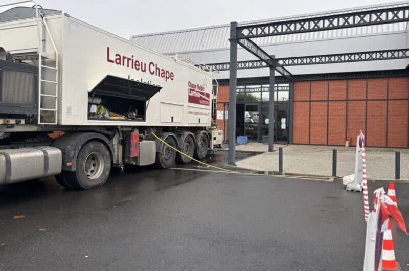 Sika complète son offre de chapes fluides en s'ouvrant au marché des centrales mobiles, en s'appuyant notamment sur Larrieu Chape. [©Larrieu Chape]