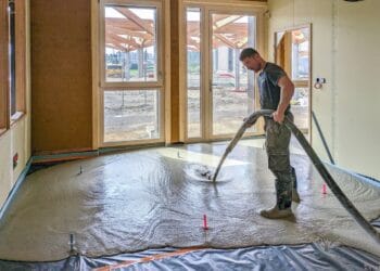 Chacun des producteurs de chapes fluides travaille à l'incorporation de ciments moins carbonés dans les formulations. [©ACPresse]