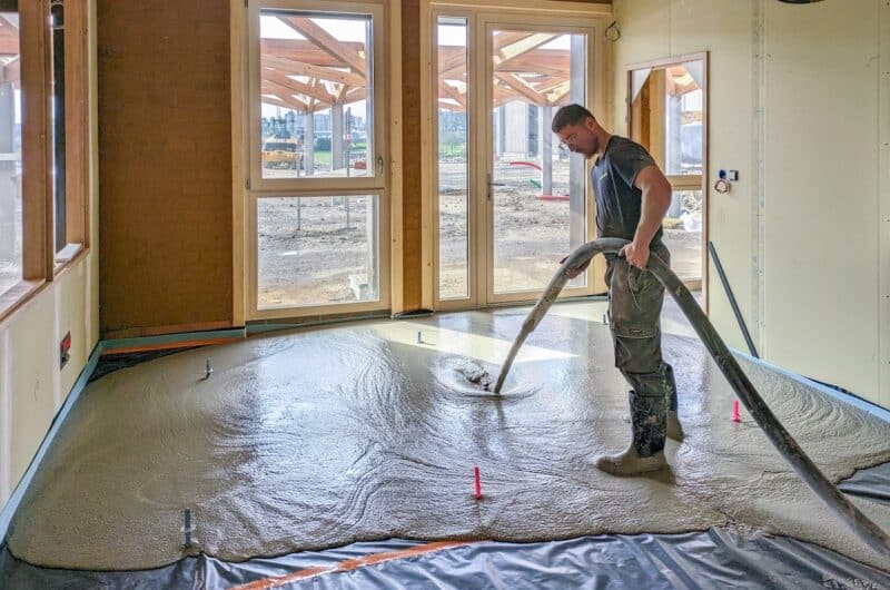 Chacun des producteurs de chapes fluides travaille à l'incorporation de ciments moins carbonés dans les formulations. [©ACPresse]